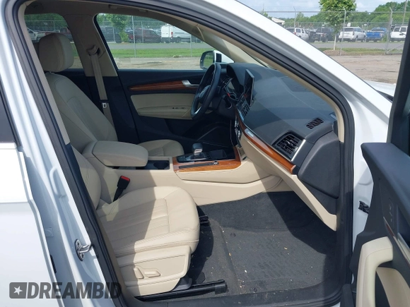 2023 Audi Q5 S line Premium Plus z VIN WA1EAAFY9P2148081, wystawiony jako IAAI lot #42436508 z przebiegiem 25 877 mil mil oraz . Historia ofert i sprzedaży dostępna na DreamBid. Obrazek 5.