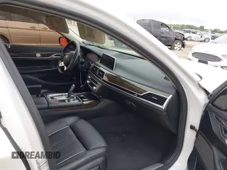 2020 BMW 7 Series 740i z VIN WBA7T2C07LCE11573, wystawiony jako IAAI lot #42474689 z przebiegiem 63 015 mil mil oraz . Historia ofert i sprzedaży dostępna na DreamBid. Obrazek 5.