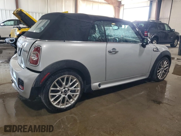 2013 MINI Convertible S z VIN WMWZP3C50DT550943, wystawiony jako Copart lot #62070255 z przebiegiem 63 122 mil mil oraz Szkoda całkowita • Salvage title. Historia ofert i sprzedaży dostępna na DreamBid. Obrazek 3.