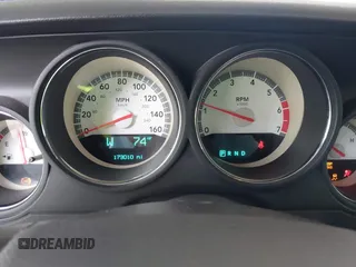 2009 Dodge Challenger R/T z VIN 2B3LJ54TX9H558332, wystawiony jako IAAI lot #42118072 z przebiegiem 173 010 mil mil oraz . Historia ofert i sprzedaży dostępna na DreamBid. Obrazek 7.