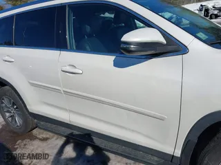 2019 Toyota Highlander SE with VIN 5TDJZRFH2KS623101, listed as a IAAI auction lot 41676210 with 65,697 mi miles. Bid and sale history available at carsss.com. Image 14.