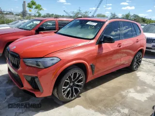2023 BMW X5 M z VIN 5YMJU0C07P9P13978, wystawiony jako Copart lot #49664573 z przebiegiem Nie podano mil oraz . Historia ofert i sprzedaży dostępna na DreamBid. Obrazek 1.