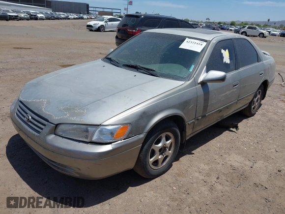 1998 Toyota Camry LE z VIN JT2BG22K8W0113985, wystawiony jako IAAI lot #42321418 z przebiegiem 277 270 mil mil oraz . Historia ofert i sprzedaży dostępna na DreamBid. Obrazek 2.