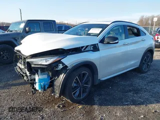 2023 Infiniti QX55 Luxe z VIN 3PCAJ5JR4PF122349, wystawiony jako IAAI lot #40942246 z przebiegiem 12 604 mil mil oraz . Historia ofert i sprzedaży dostępna na DreamBid. Obrazek 18.