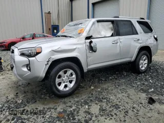 2023 Toyota 4Runner SR5 Premium z VIN JTEFU5JR3P5296066, wystawiony jako Copart lot #56276655 z przebiegiem Nie podano mil oraz Czysty tytuł • Clean title. Historia ofert i sprzedaży dostępna na DreamBid. Obrazek 1.