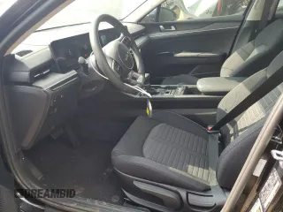 2025 Kia K5 LXS z VIN KNAG24J74S5284568, wystawiony jako Copart lot #58919595 z przebiegiem 10 375 mil mil oraz Szkoda całkowita • Salvage title. Historia ofert i sprzedaży dostępna na DreamBid. Obrazek 7.