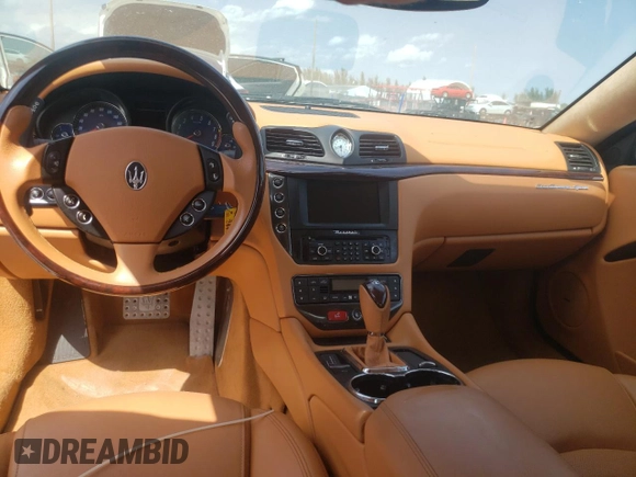 2014 Maserati GranTurismo Sport z VIN ZAM45VLA5E0086834, wystawiony jako Copart lot #46795014 z przebiegiem Nie podano mil oraz Szkoda całkowita • Salvage title. Historia ofert i sprzedaży dostępna na DreamBid. Obrazek 8.