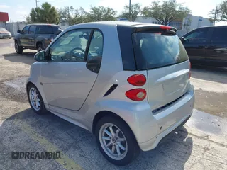 2012 Smart fortwo Pure z VIN WMEEJ3BA1CK560131, wystawiony jako IAAI lot #41540976 z przebiegiem 58 962 mil mil oraz . Historia ofert i sprzedaży dostępna na DreamBid. Obrazek 3.