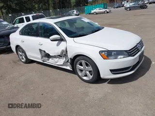 2012 Volkswagen Passat SE z VIN 1VWBP7A33CC076379, wystawiony jako IAAI lot #42084420 z przebiegiem 127 378 mil mil oraz . Historia ofert i sprzedaży dostępna na DreamBid. Obrazek 1.
