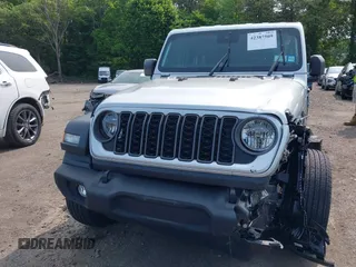 2024 Jeep Wrangler Sport S z VIN 1C4PJXDG1RW304993, wystawiony jako IAAI lot #42387509 z przebiegiem 6 987 mil mil oraz . Historia ofert i sprzedaży dostępna na DreamBid. Obrazek 12.