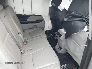 2018 Toyota Highlander SE with VIN 5TDJZRFH6JS550104, listed as a IAAI auction lot 42676132 with 107,807 mi miles and . Bid and sale history available at DreamBid. Image 8.