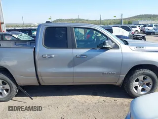 2020 Ram 1500 Big Horn z VIN 1C6SRFBT2LN200059, wystawiony jako IAAI lot #41987816 z przebiegiem 107 675 mil mil oraz . Historia ofert i sprzedaży dostępna na DreamBid. Obrazek 14.