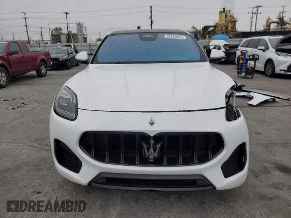 2023 Maserati Grecale Modena z VIN ZN682AVM0P7432182, wystawiony jako Copart lot #52376645 z przebiegiem 9 408 mil mil oraz Szkoda całkowita • Salvage title. Historia ofert i sprzedaży dostępna na DreamBid. Obrazek 5.