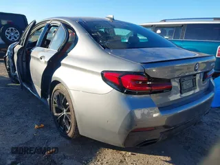 2023 BMW 5 Series 530e z VIN WBA13AG00PCM16532, wystawiony jako IAAI lot #41195273 z przebiegiem 21 335 mil mil oraz . Historia ofert i sprzedaży dostępna na DreamBid. Obrazek 3.