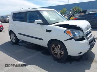 2010 Kia Soul + with VIN KNDJT2A21A7128666, listed as a IAAI auction lot 42019160 with 113,198 mi miles. Bid and sale history available at carsss.com. Image 1.
