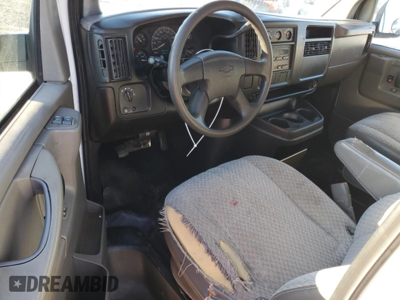 2005 Chevrolet Express Cargo z VIN 1GCFG15TX51223338, wystawiony jako Copart lot #88510005 z przebiegiem 375 641 mil mil oraz Czysty tytuł • Clean title. Historia ofert i sprzedaży dostępna na DreamBid. Obrazek 8.