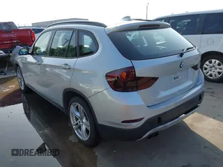 2014 BMW X1 sDrive28i z VIN WBAVM1C51EVW52544, wystawiony jako IAAI lot #41901275 z przebiegiem 117 832 mil mil oraz . Historia ofert i sprzedaży dostępna na DreamBid. Obrazek 3.
