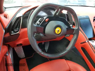 2022 Ferrari Roma z VIN ZFF98RNA1N0279070, wystawiony jako Copart lot #61832983 z przebiegiem Nie podano mil oraz Szkody całkowita. Historia ofert i sprzedaży dostępna na DreamBid. Obrazek 9.