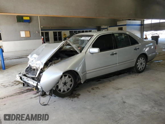 1999 Mercedes-Benz E 320 z VIN WDBJF65HXXA837426, wystawiony jako Copart lot #51084325 z przebiegiem Nie podano mil oraz Szkoda całkowita • Salvage title. Historia ofert i sprzedaży dostępna na DreamBid. Obrazek 1.