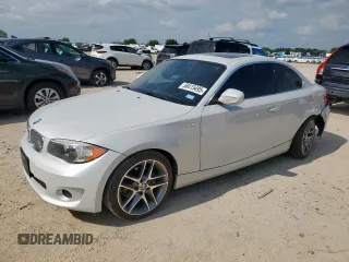 2013 BMW 1 Series 128i z VIN WBAUP7C52DVP25618, wystawiony jako Copart lot #58415495 z przebiegiem 37 922 mil mil oraz Szkoda całkowita • Salvage title. Historia ofert i sprzedaży dostępna na DreamBid. Obrazek 1.