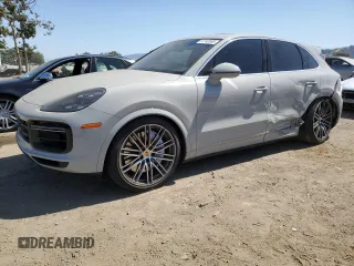 2023 Porsche Cayenne Turbo z VIN WP1AF2AYXPDA20101, wystawiony jako Copart lot #61742655 z przebiegiem 9 748 mil mil oraz Czysty tytuł • Clean title. Historia ofert i sprzedaży dostępna na DreamBid. Obrazek 1.