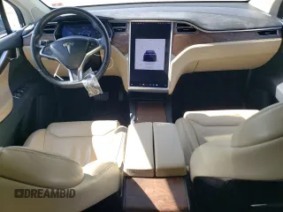 2017 Tesla Model X 90D z VIN 5YJXCDE22HF040293, wystawiony jako Copart lot #48324025 z przebiegiem 53 515 mil mil oraz Szkody całkowita. Historia ofert i sprzedaży dostępna na DreamBid. Obrazek 8.