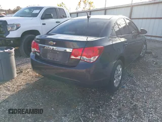 2014 Chevrolet Cruze LS z VIN 1G1PA5SH9E7480168, wystawiony jako IAAI lot #40937117 z przebiegiem 127 982 mil mil oraz . Historia ofert i sprzedaży dostępna na DreamBid. Obrazek 4.