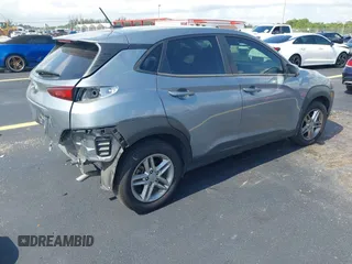 2021 Hyundai Kona SE z VIN KM8K12AA8MU665778, wystawiony jako IAAI lot #42364155 z przebiegiem 63 713 mil mil oraz . Historia ofert i sprzedaży dostępna na DreamBid. Obrazek 4.