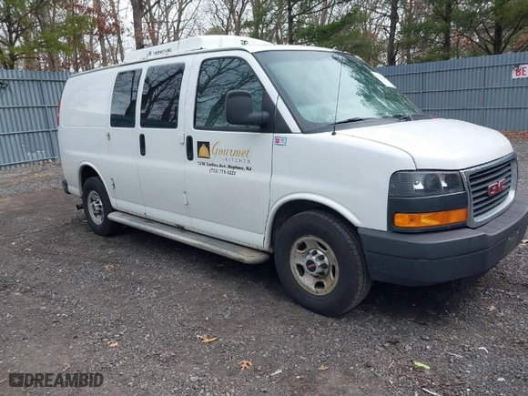 2015 GMC Savana Cargo Van with VIN 1GTW7FCF0F1908220, listed as a IAAI auction lot 41732366 with 286,698 mi miles. Bid and sale history available at carsss.com. Image 1.