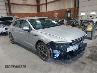 2024 Hyundai Sonata SEL z VIN KMHL64JA8RA401941, wystawiony jako IAAI lot #42085349 z przebiegiem 3722 mil mil oraz . Historia ofert i sprzedaży dostępna na DreamBid. Obrazek 1.