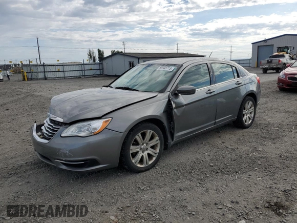 2012 Chrysler 200 Touring z VIN 1C3CCBBB1CN124689, wystawiony jako Copart lot #58743715 z przebiegiem 171 379 mil mil oraz Szkoda całkowita • Salvage title. Historia ofert i sprzedaży dostępna na DreamBid. Obrazek 1.