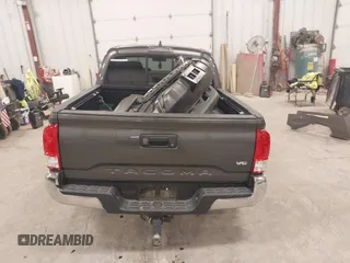2017 Toyota Tacoma SR5 z VIN 5TFAZ5CN3HX037707, wystawiony jako IAAI lot #41299402 z przebiegiem 82 399 mil mil oraz . Historia ofert i sprzedaży dostępna na DreamBid. Obrazek 16.