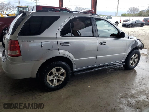 2005 Kia Sorento LX z VIN KNDJC733855449656, wystawiony jako Copart lot #52234685 z przebiegiem 114 398 mil mil oraz Szkoda całkowita • Salvage title. Historia ofert i sprzedaży dostępna na DreamBid. Obrazek 3.