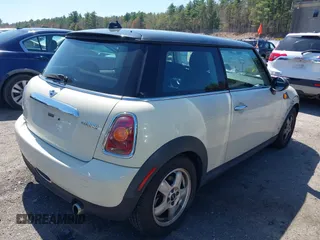 2008 MINI Hardtop with VIN WMWMF33598TU66736, listed as a IAAI auction lot 42118994 with 136,569 mi miles and . Bid and sale history available at DreamBid. Image 4.