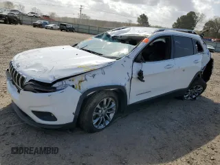 2019 Jeep Cherokee Latitude Plus with VIN 1C4PJLLB5KD204105, listed as a Copart auction lot 49886695 with 131,696 mi miles and Salvage Title. Bid and sale history available at carsss.com. Image 1.