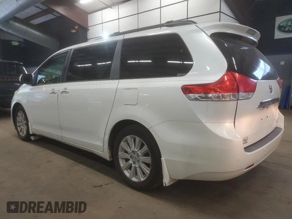 2012 Toyota Sienna XLE z VIN 5TDDK3DC0CS039531, wystawiony jako Copart lot #55458635 z przebiegiem 211 851 mil mil oraz Czysty tytuł • Clean title. Historia ofert i sprzedaży dostępna na DreamBid. Obrazek 2.