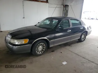 2001 Lincoln Town Car Signature z VIN 1LNHM82W41Y739121, wystawiony jako Copart lot #56738385 z przebiegiem 112 528 mil mil oraz Szkoda całkowita • Salvage title. Historia ofert i sprzedaży dostępna na DreamBid. Obrazek 1.