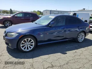 2011 BMW 3 Series 328i xDrive z VIN WBAPK5G57BNN25826, wystawiony jako Copart lot #56922465 z przebiegiem 94 846 mil mil oraz Szkody całkowita. Historia ofert i sprzedaży dostępna na DreamBid. Obrazek 1.