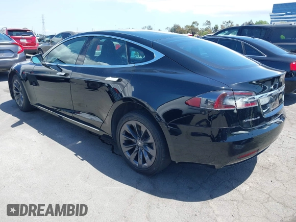 2018 Tesla Model S 75D z VIN 5YJSA1E25JF292480, wystawiony jako IAAI lot #42244185 z przebiegiem 42 199 mil mil oraz . Historia ofert i sprzedaży dostępna na DreamBid. Obrazek 3.