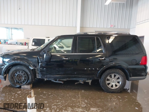 2004 Lincoln Navigator Luxury z VIN 5LMFU28R24LJ32994, wystawiony jako IAAI lot #41264240 z przebiegiem 210 421 mil mil oraz . Historia ofert i sprzedaży dostępna na DreamBid. Obrazek 14.