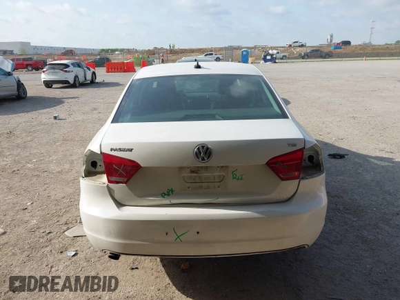 2015 Volkswagen Passat Limited Edition Edition z VIN 1VWAT7A31FC055719, wystawiony jako IAAI lot #42053299 z przebiegiem 166 746 mil mil oraz . Historia ofert i sprzedaży dostępna na DreamBid. Obrazek 16.
