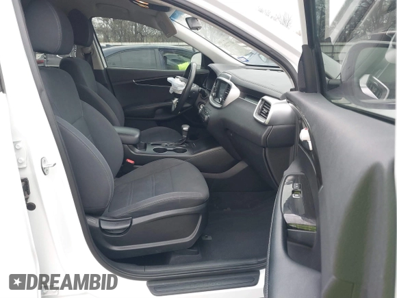 2019 Kia Sorento L with VIN 5XYPG4A38KG555012, listed as a IAAI auction lot 41772285 with 111,685 mi miles. Bid and sale history available at carsss.com. Image 5.