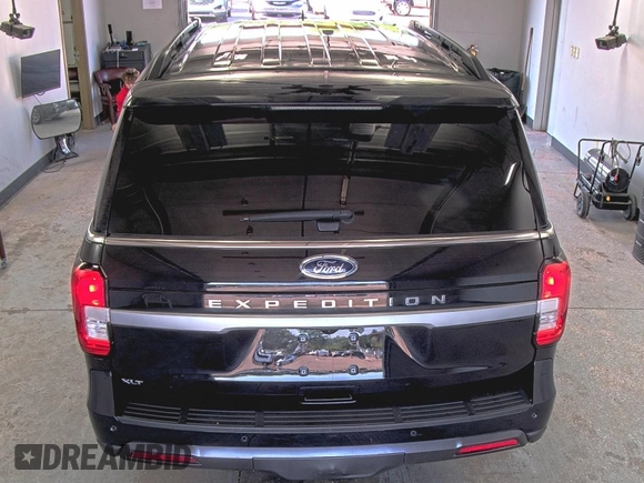 2024 Ford Expedition XLT z VIN 1FMJU1J89REA08550, wystawiony jako IAAI lot #42494046 z przebiegiem 52 118 mil mil oraz . Historia ofert i sprzedaży dostępna na DreamBid. Obrazek 5.
