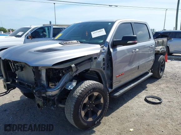 2022 Ram 1500 Rebel z VIN 1C6SRFLT2NN351050, wystawiony jako IAAI lot #41976882 z przebiegiem 59 490 mil mil oraz . Historia ofert i sprzedaży dostępna na DreamBid. Obrazek 2.