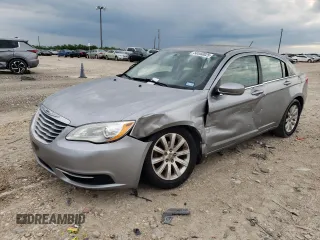 2013 Chrysler 200 Touring z VIN 1C3CCBBB9DN608577, wystawiony jako Copart lot #56550025 z przebiegiem 158 435 mil mil oraz Szkoda całkowita • Salvage title. Historia ofert i sprzedaży dostępna na DreamBid. Obrazek 1.
