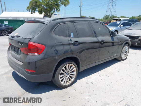 2014 BMW X1 sDrive28i z VIN WBAVM1C50EVW54351, wystawiony jako IAAI lot #42117685 z przebiegiem 131 631 mil mil oraz . Historia ofert i sprzedaży dostępna na DreamBid. Obrazek 4.