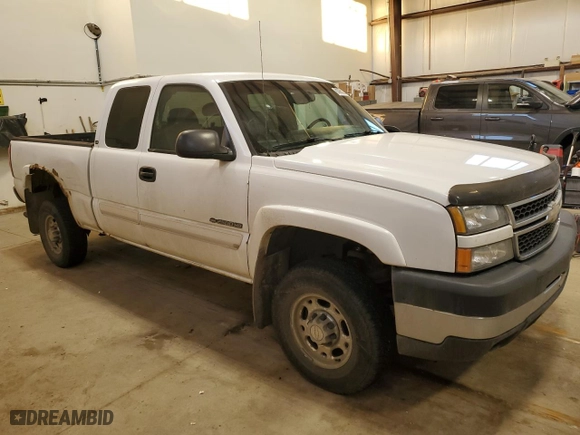 2007 Chevrolet Silverado 2500HD Classic Work Truck with VIN 1GCHK29U57E178983, listed as a Copart auction lot 83662204 with 313,178 mi miles and Clean Title. Bid and sale history available at carsss.com. Image 4.
