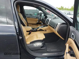 2017 Porsche Cayenne S z VIN WP1AB2A24HLA53402, wystawiony jako IAAI lot #42241178 z przebiegiem 140 801 mil mil oraz . Historia ofert i sprzedaży dostępna na DreamBid. Obrazek 5.