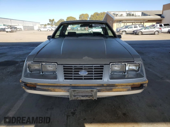 1983 Ford Mustang z VIN 1FABP26A1DF176922, wystawiony jako Copart lot #46378435 z przebiegiem 63 106 mil mil oraz Czysty tytuł • Clean title. Historia ofert i sprzedaży dostępna na DreamBid. Obrazek 5.