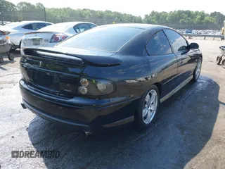 2005 Pontiac GTO z VIN 6G2VX12U85L367278, wystawiony jako IAAI lot #42140119 z przebiegiem 121 397 mil mil oraz . Historia ofert i sprzedaży dostępna na DreamBid. Obrazek 4.